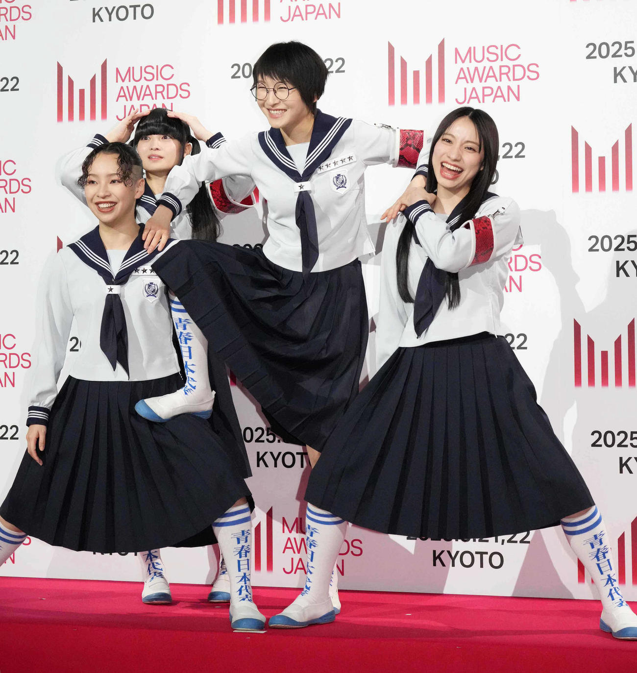 「MUSIC AWARDS JAPAN」エントリー作品発表会のフォトセッションで、RIN（左）とKANON（右）に足を掛けて騎馬を作る新しい学校のリーダーズのSUZUKA。後方はMIZYU（撮影・小沢裕）