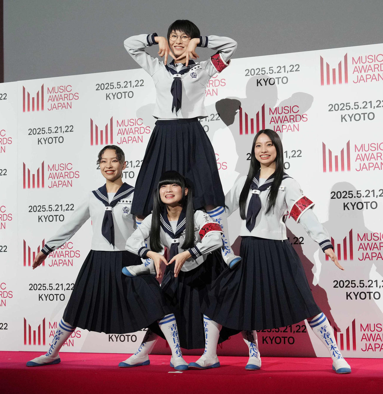 「MUSIC AWARDS JAPAN」エントリー作品発表会でポーズを決める新しい学校のリーダーズ。前列左からRIN、MIZYU、KANON、上はSUZUKA（撮影・小沢裕）