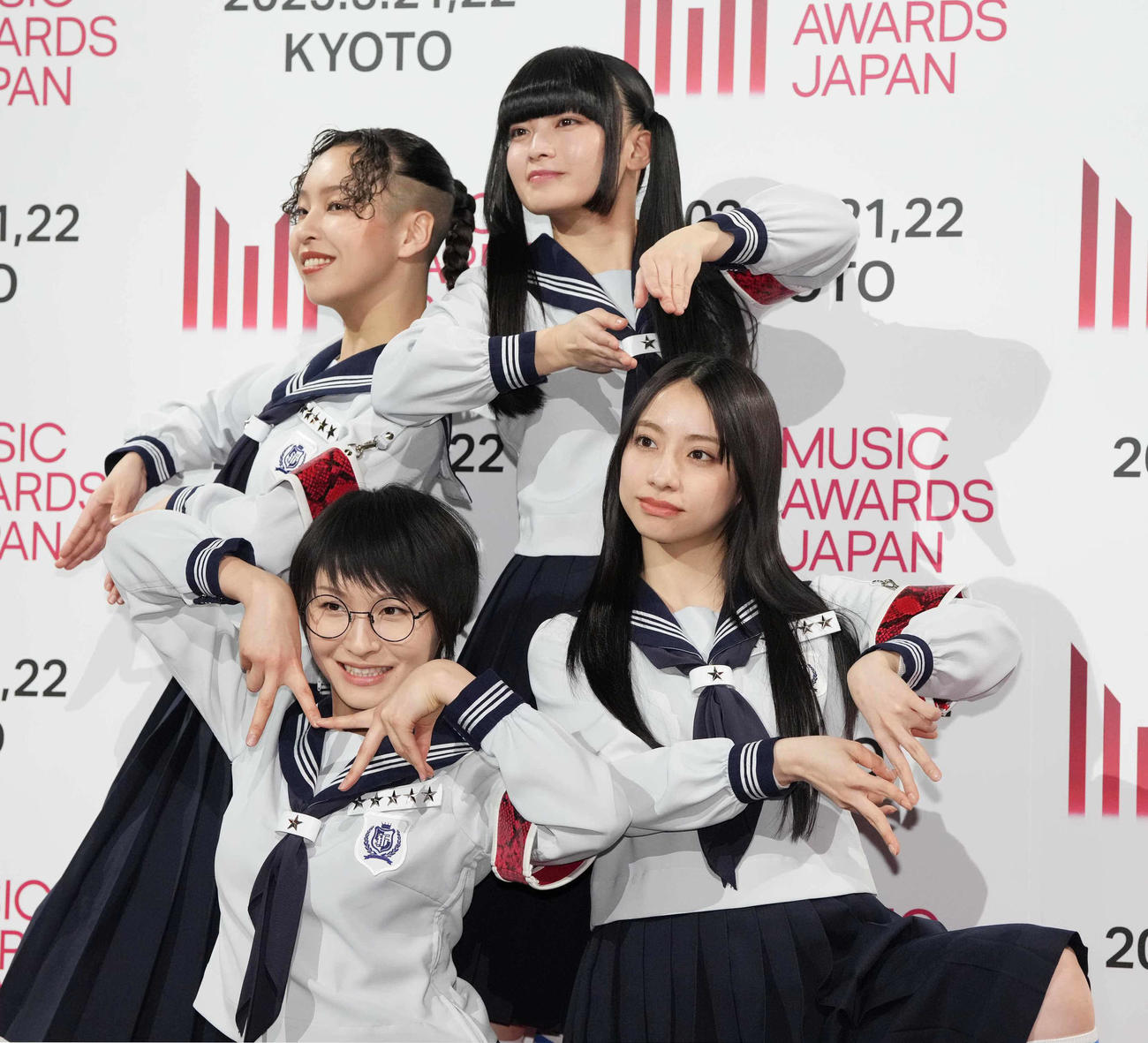 「MUSIC AWARDS JAPAN」エントリー作品発表会に臨む新しい学校のリーダーズの、前列左からSUZUKA、KANON、後列左からRIN、MIZYU（撮影・小沢裕）