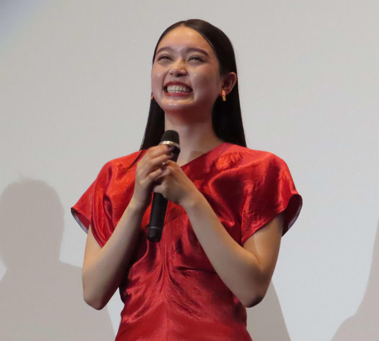 初の単独主演映画「ゴーストキラー」完成披露舞台あいさつに出席した高石あかり