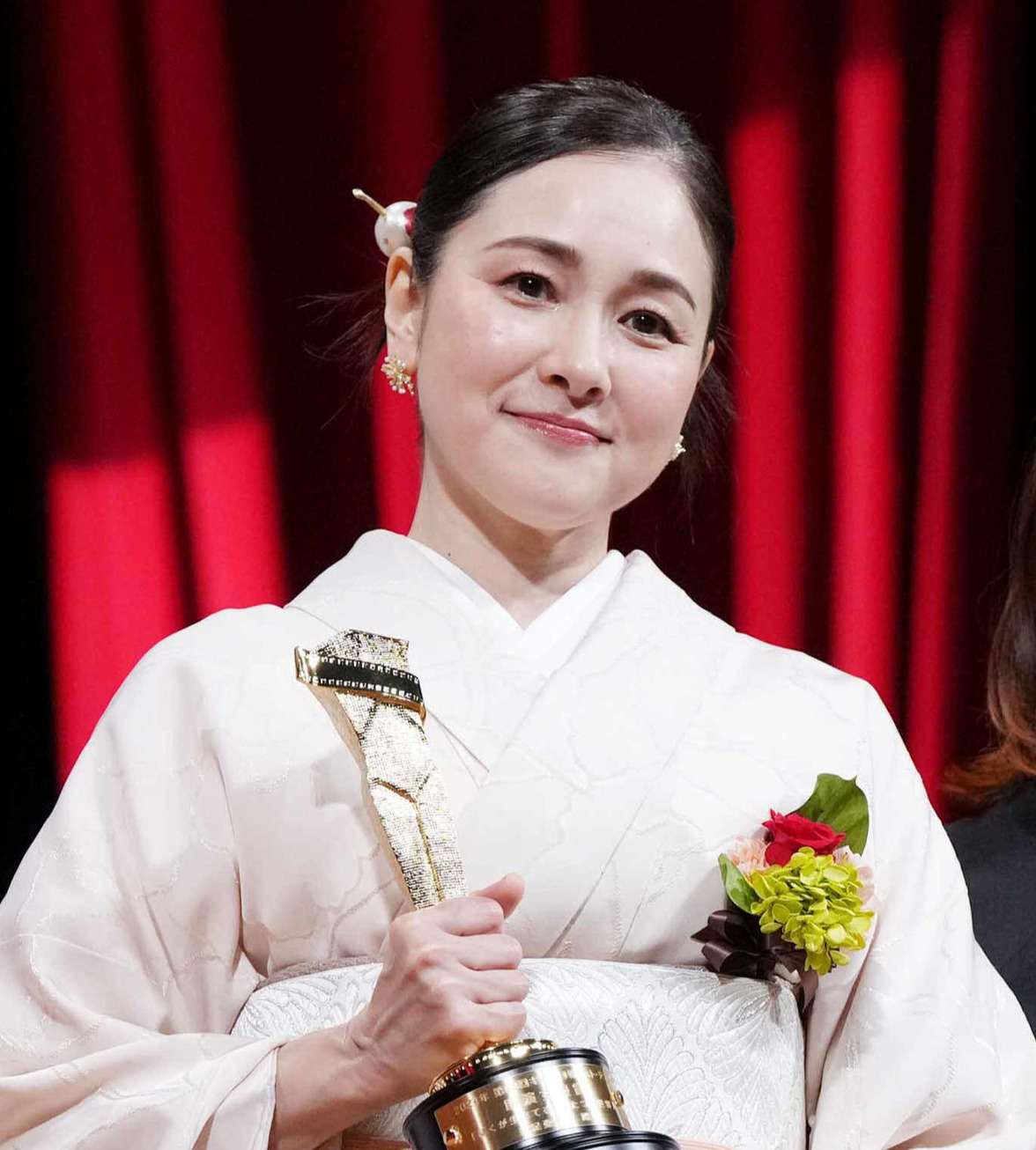 「2024年第98回キネマ旬報ベスト・テン表彰式」で助演女優賞を受賞した忍足亜希子（2025年2月撮影）