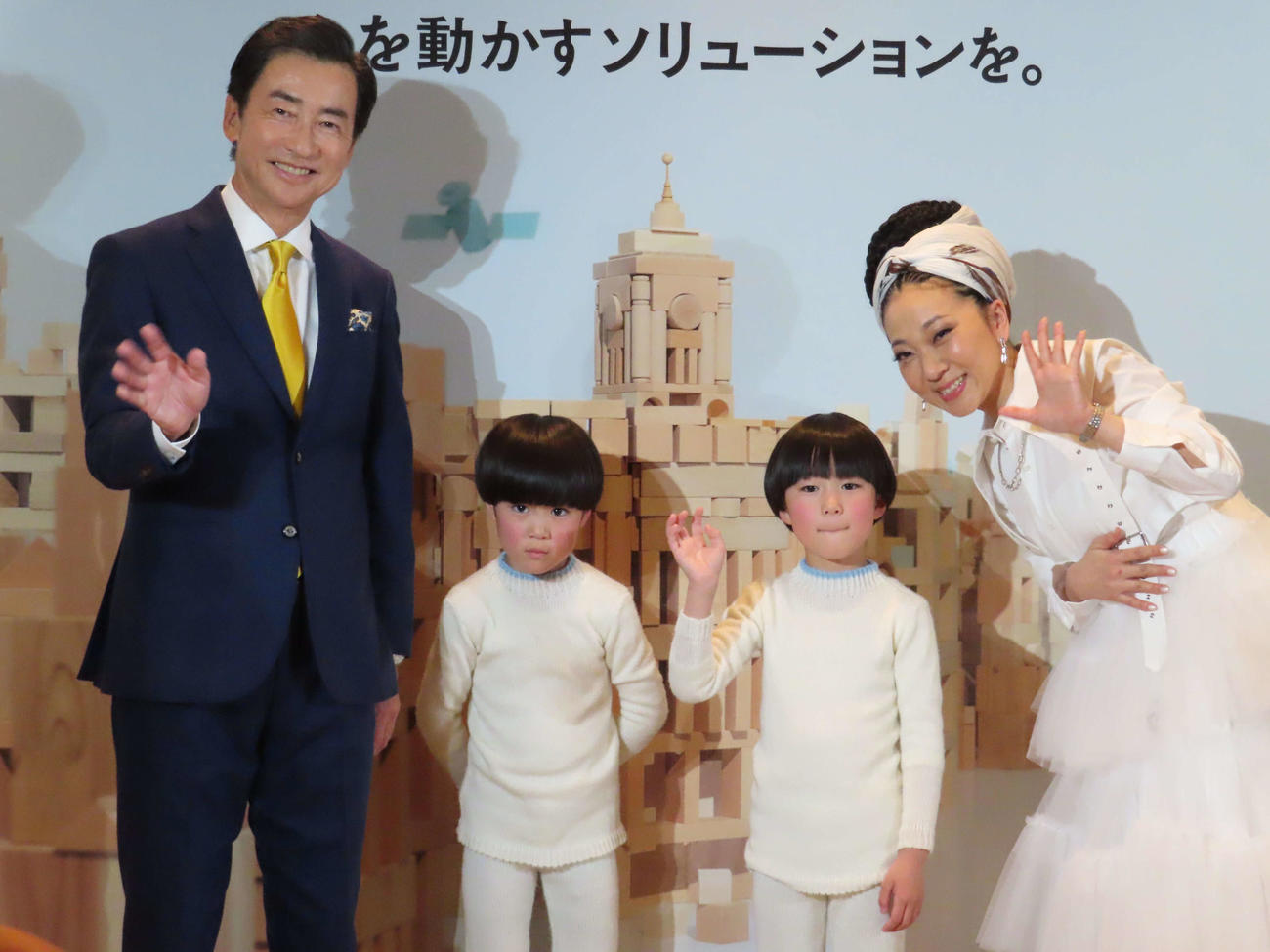 セイコーグループ新企業CM完成披露イベントに出席した、左から服部真二CEO、内田縁、内田澄、MISIA