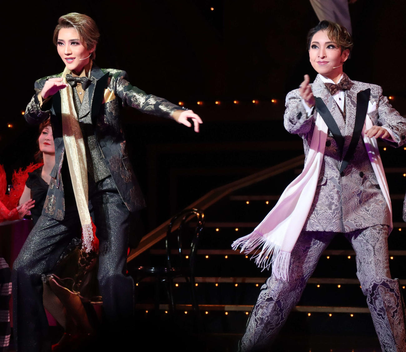 宙組公演「Razzle Dazzle（ラズル　ダズル）」に出演するトップ芹香斗亜（左）、桜木みなと