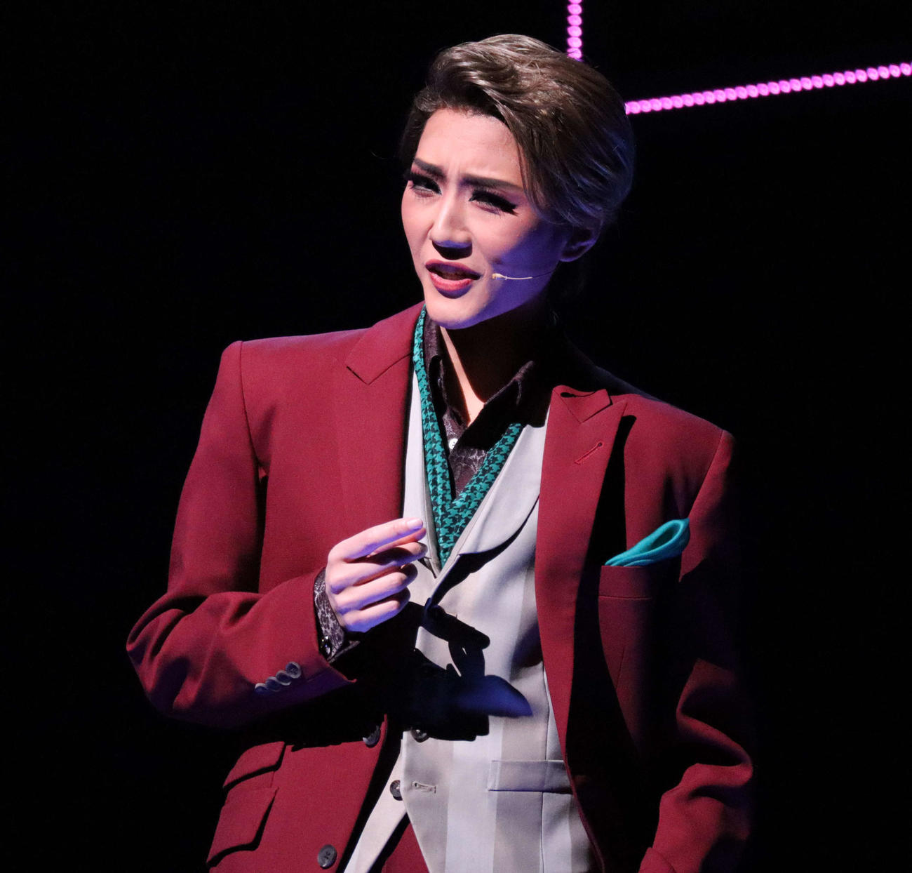 「Razzle Dazzle（ラズル　ダズル）」でクラブオーナーを演じる宙組トップ芹香斗亜