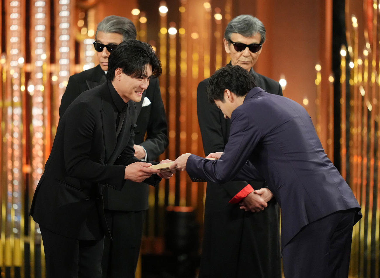 話題賞俳優部門の森本慎太郎（左）（撮影・横山健太）
