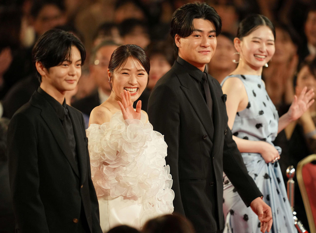 レッドカーペットを歩く新人俳優賞の、左から齋藤潤、渋谷凪咲、森本慎太郎、山田杏奈（撮影・横山健太）