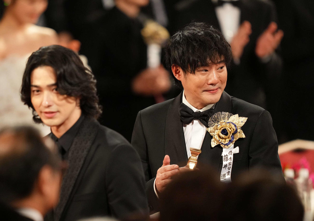 最優秀監督賞の藤井道人監督（右）は拍手を受けながら降壇する。左は横浜流星（撮影・横山健太）