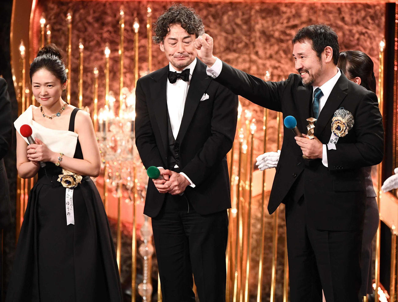 最優秀作品賞に輝き喜ぶ「侍タイムスリッパー」の、右から安田淳一監督、山口馬木也、沙倉ゆうの（代表撮影）