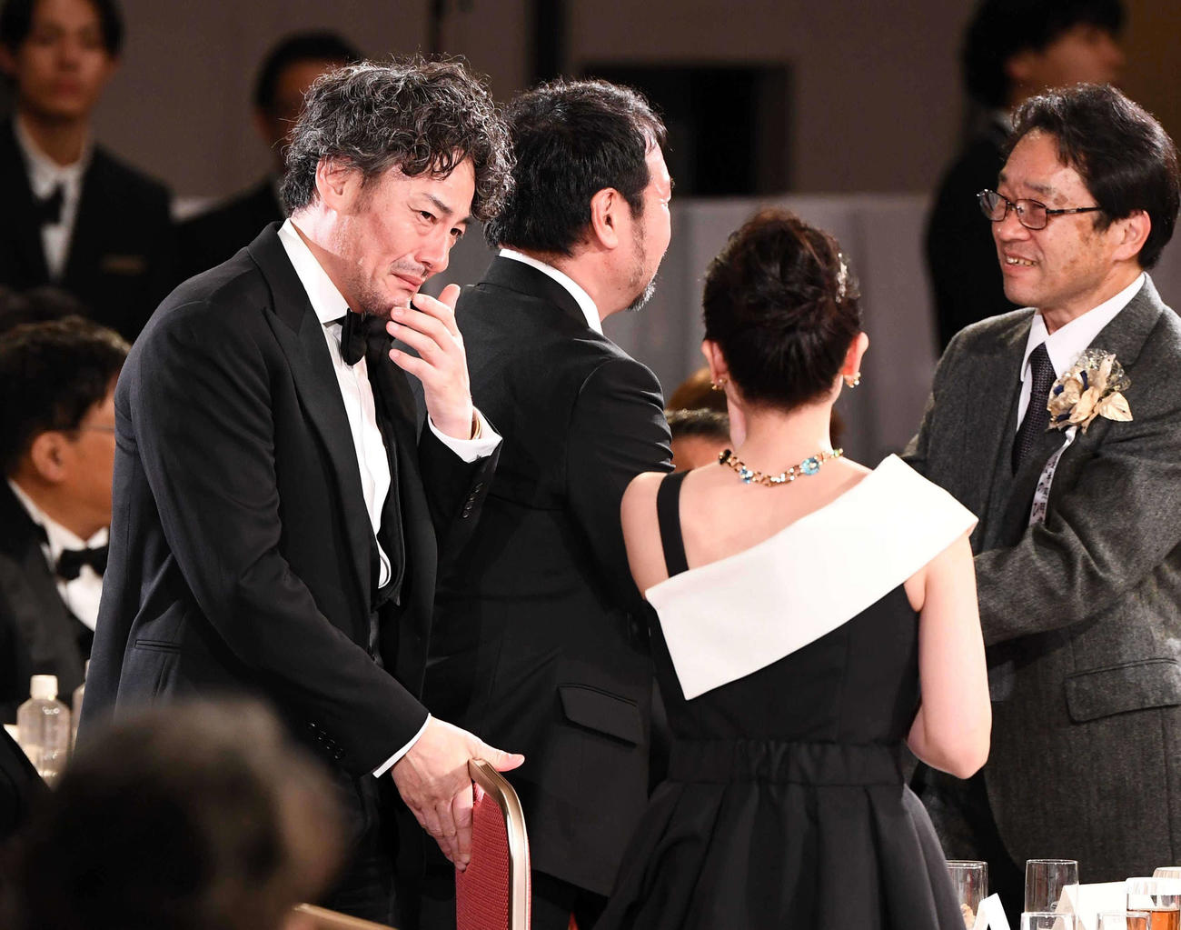 最優秀作品賞に輝き、感極まる山口馬木也（左）ら「侍タイムスリッパー」のチーム（代表撮影）
