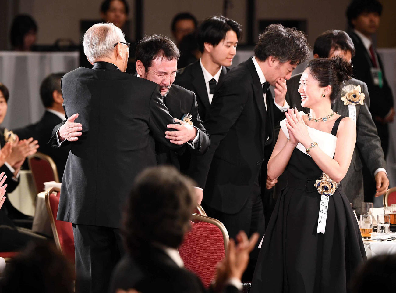 最優秀作品賞に輝き喜ぶ「侍タイムスリッパー」の安田淳一監督（左から2人目）、（右へ）山口馬木也、沙倉ゆうの、山口馬木也ら（代表撮影）