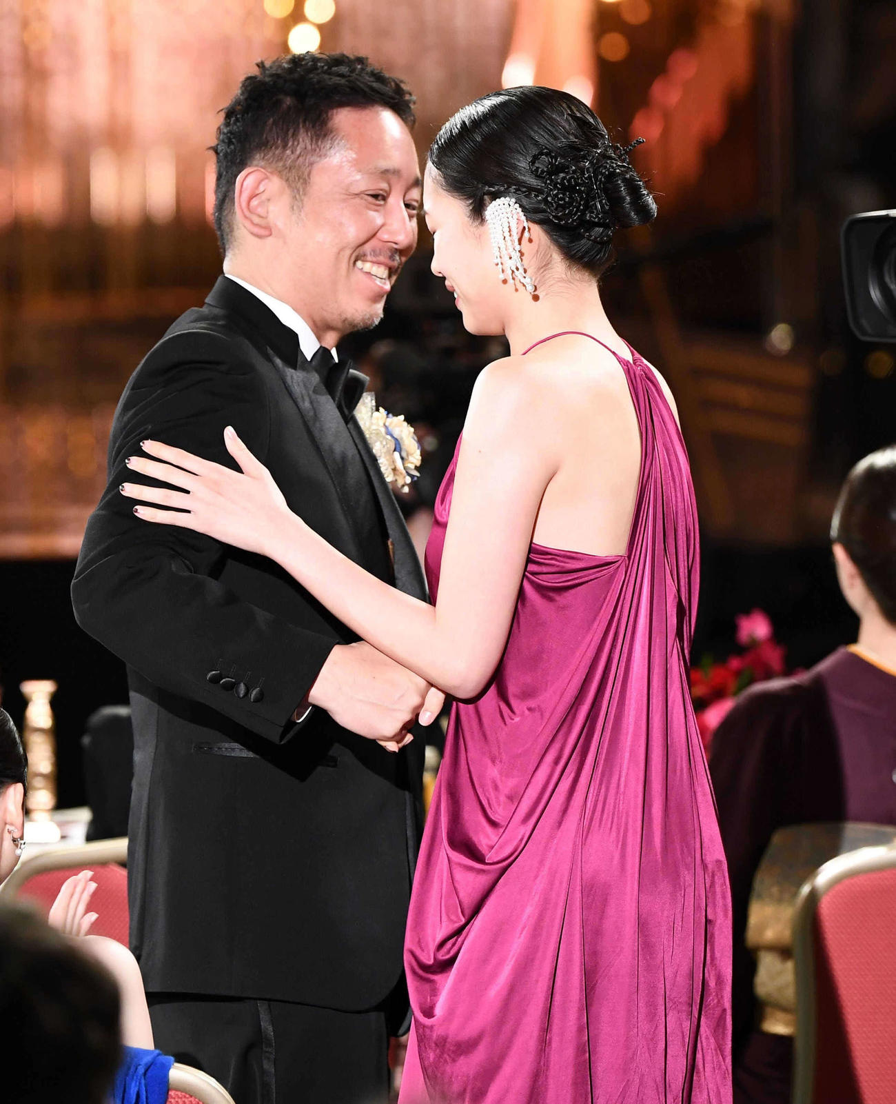 最優秀主演女優賞を受賞し、入江悠監督（左）と抱き合う河合優実（代表撮影）