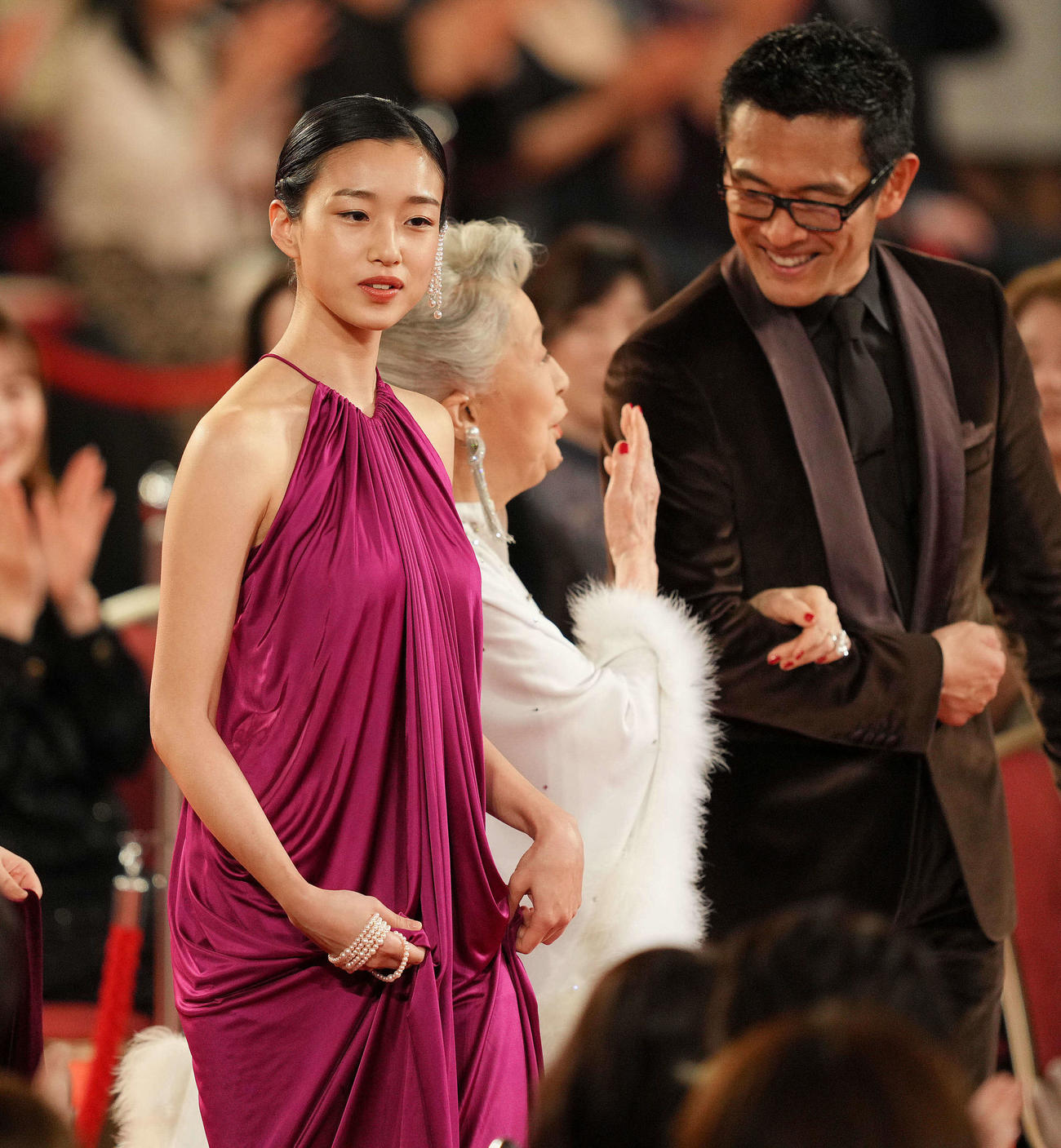 第48回日本アカデミー賞授賞式のレッドカーペットを歩く優秀主演女優賞の河合優実（撮影・横山健太）