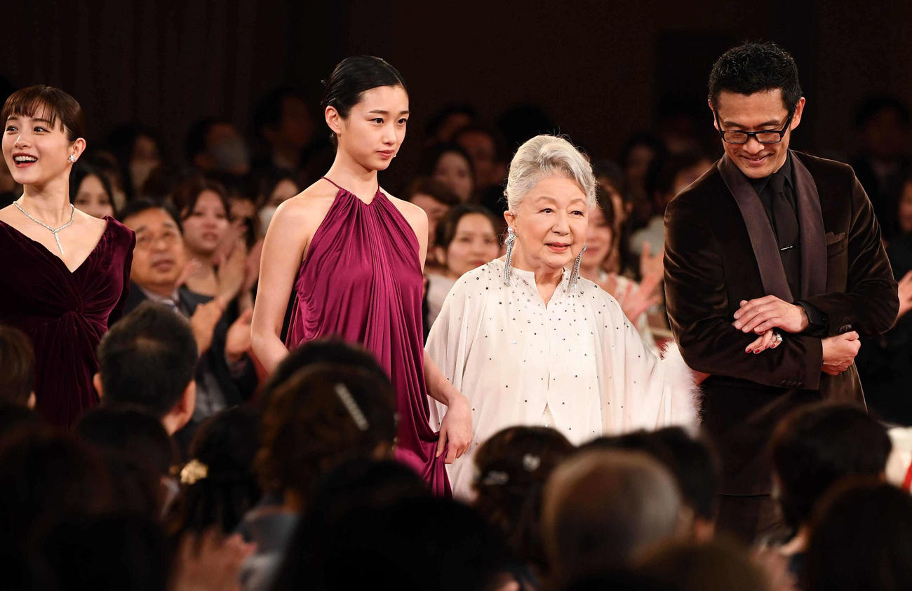 レッドカーペットを歩く優秀主演女優賞の、左から石原さとみ、河合優実、草笛光子とエスコートする内野聖陽（代表撮影）