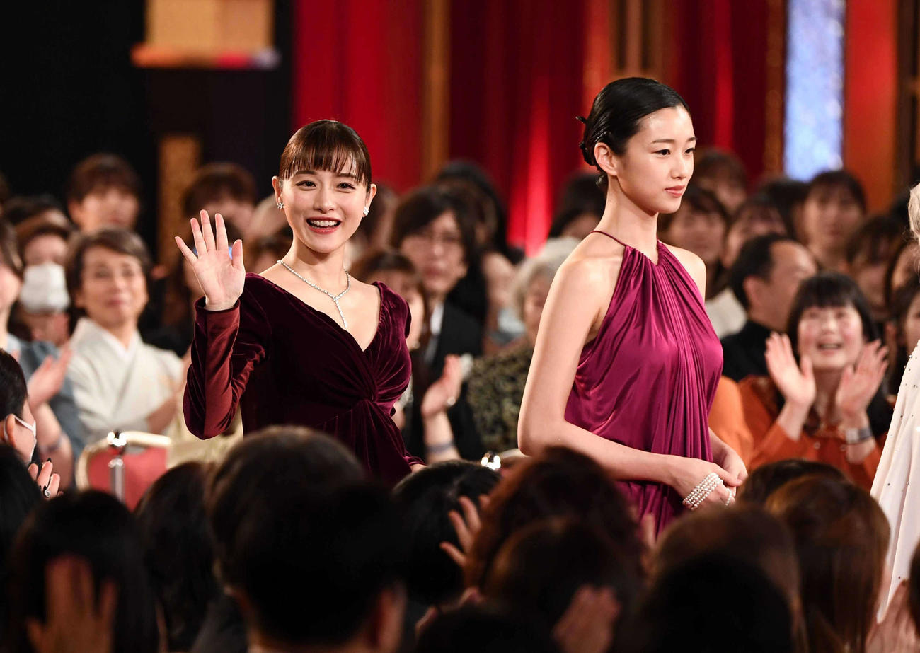 レッドカーペットを歩く優秀主演女優賞の石原さとみ（左）と河合優実（代表撮影）