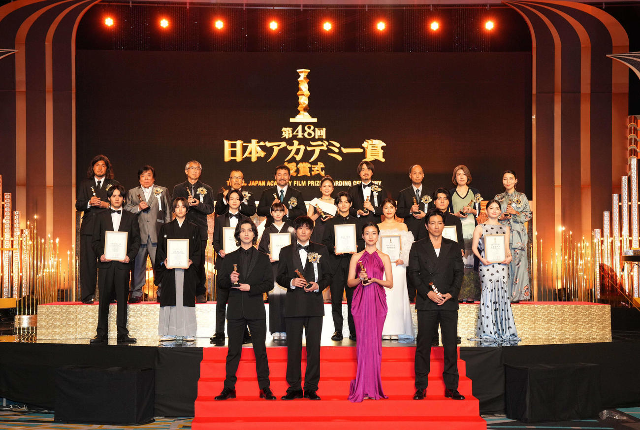 第48回日本アカデミー賞授賞式を終え集合写真に納まる受賞者たち。前列左から最優秀主演男優賞の横浜流星、最優秀監督賞の藤井直人監督、最優秀主演女優賞の河合優実、最優秀助演男優賞の大沢たかお、中列左から新人俳優賞赤楚衛二、板垣李光人、越山敬達、齋藤飛鳥、齋藤潤、渋谷凪咲、森本慎太郎、山田杏奈、後列左から最優秀美術賞三浦真澄氏、最優秀録音賞の横野一氏工氏、最優秀撮影賞の佐光朗氏、最優秀作品賞、最優秀編集賞の安田淳一監督、沙倉ゆうの、最優秀アニメーション作品賞の押山清高氏、最優秀外国作品賞の定井勇二、最優秀脚本賞の野木亜紀子、最優秀音楽賞の世武裕子（撮影・横山健太）