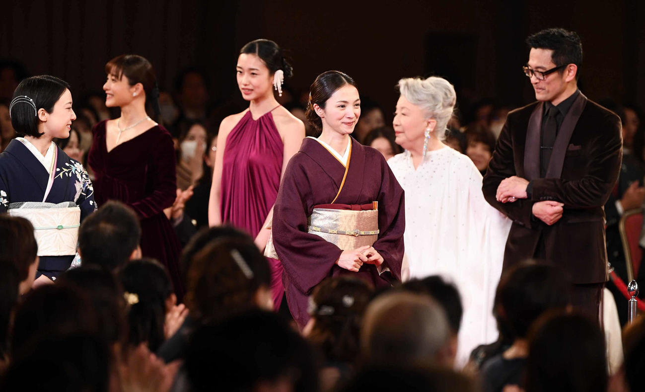 レッドカーペットを歩く優秀主演女優賞の、左から上白石萌音、石原さとみ、河合優実、満島ひかり、草笛光子とエスコートする内野聖陽（代表撮影）