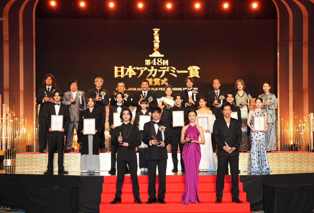 第48回日本アカデミー賞授賞式を終え集合写真に納まる受賞者たち。前列左から最優秀主演男優賞の横浜流星、最優秀監督賞の藤井直人監督、最優秀主演女優賞の河合優実、最優秀助演男優賞の大沢たかお、中列左から新人俳優賞赤楚衛二、板垣李光人、越山敬達、齋藤飛鳥、齋藤潤、渋谷凪咲、森本慎太郎、山田杏奈、後列左から最優秀美術賞三浦真澄氏、最優秀録音賞の横野一氏工氏、最優秀撮影賞の佐光朗氏、最優秀作品賞、最優秀編集賞の安田淳一監督、沙倉ゆうの、最優秀アニメーション作品賞の押山清高氏、最優秀外国作品賞の定井勇二、最優秀脚本賞の野木亜紀子、最優秀音楽賞の世武裕子（撮影・横山健太）
