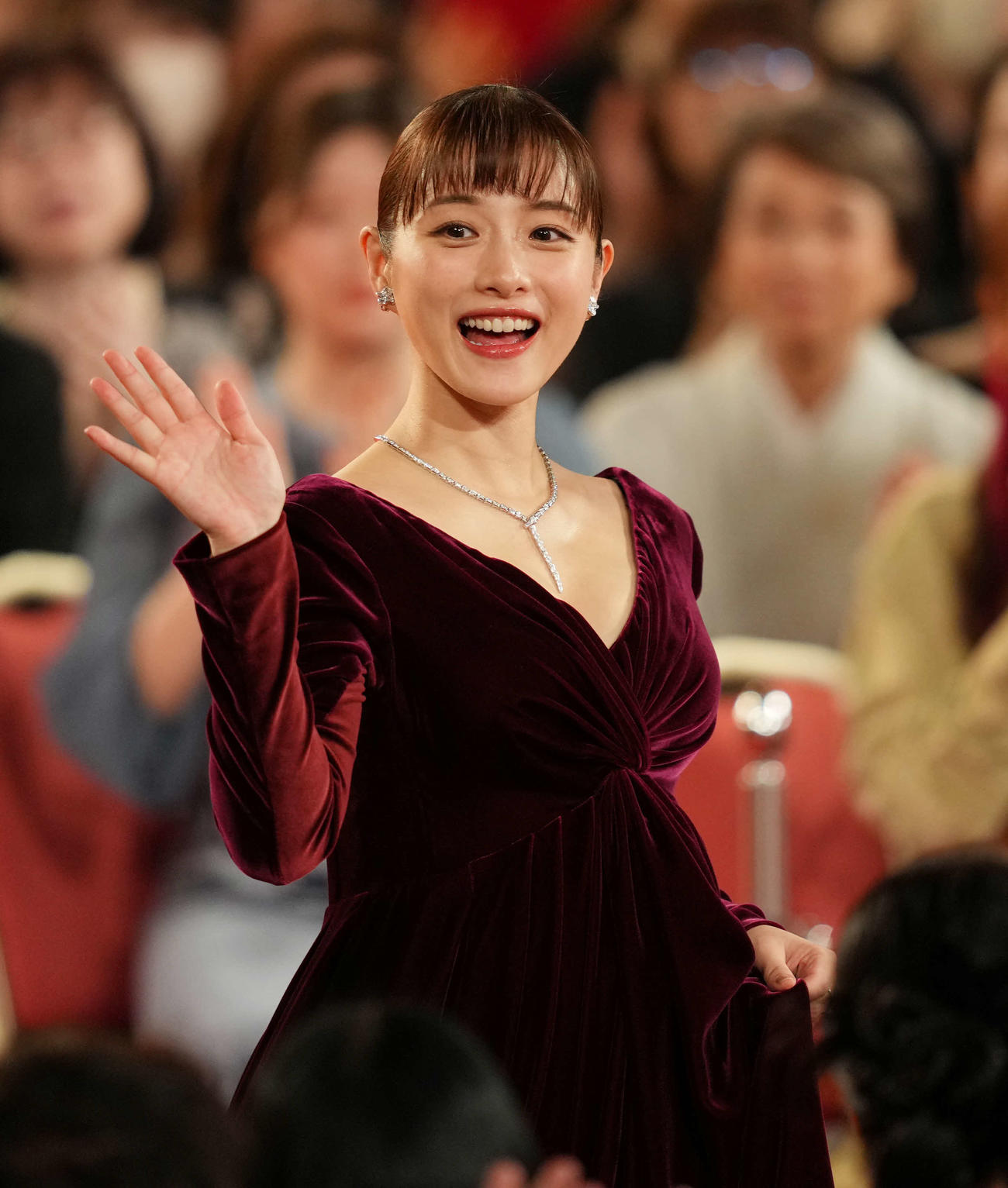 第48回日本アカデミー賞授賞式のレッドカーペットを歩く優秀主演女優賞の石原さとみ（撮影・横山健太）