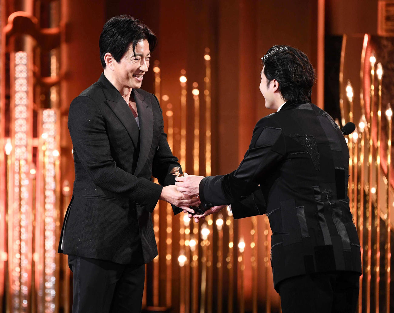 最優秀助演男優賞を受賞し、磯村勇斗（左）からトロフィーを受け取る大沢たかお（代表撮影）