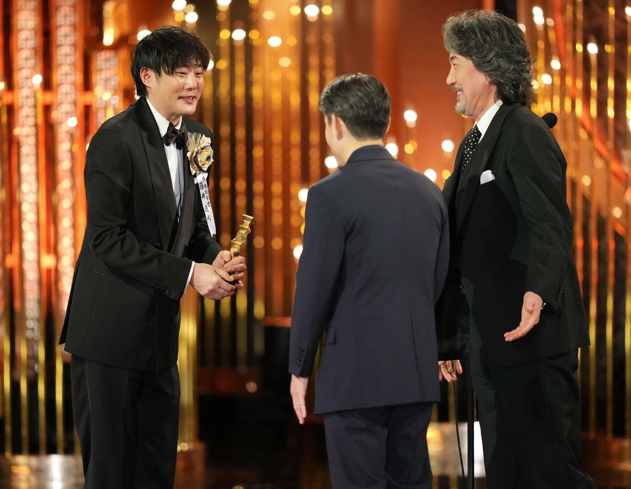 最優秀監督賞に選ばれトロフィーを受け取る藤井道人監督（左）（撮影・横山健太）