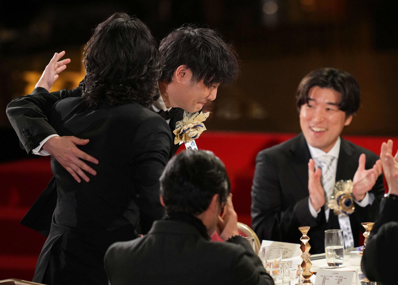 最優秀監督賞に選ばれた藤井道人監督（中央）は横浜流星（左）と抱き合う（撮影・横山健太）