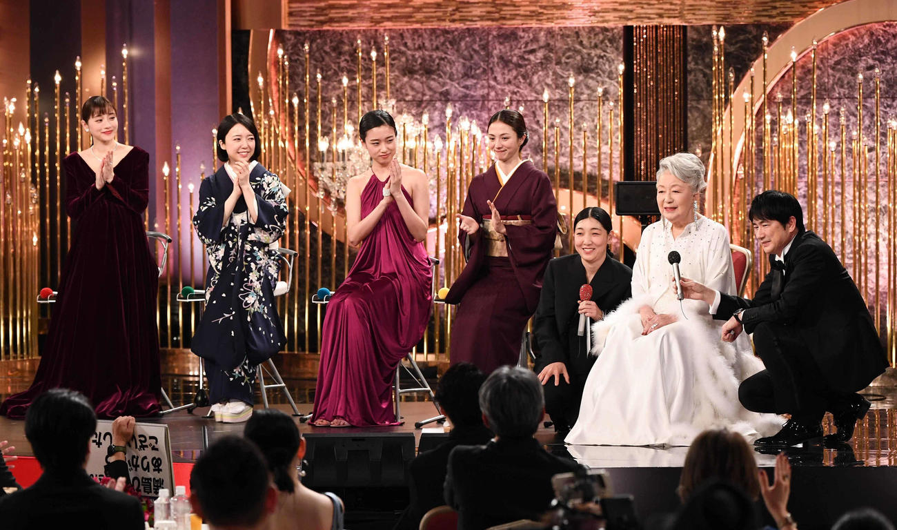 優秀主演女優賞を受賞した、左から石原さとみ、上白石萌音、最優秀主演女優賞の河合優実、優秀主演女優賞の満島ひかり、司会の安藤サクラ、優秀主演女優賞の草笛光子、司会の羽鳥慎一アナウンサー（代表撮影）