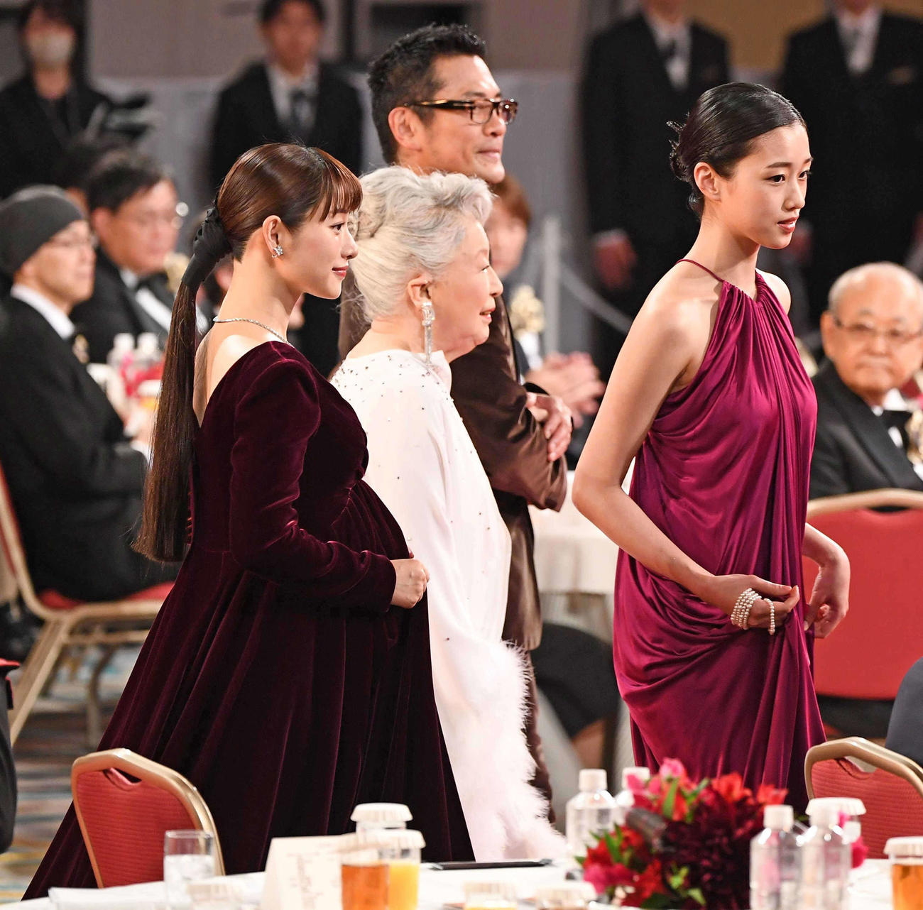 レッドカーペットを歩く優秀主演女優賞の、レッドカーペットを歩く優秀主演女優賞の、左から石原さとみ、（代表撮影）