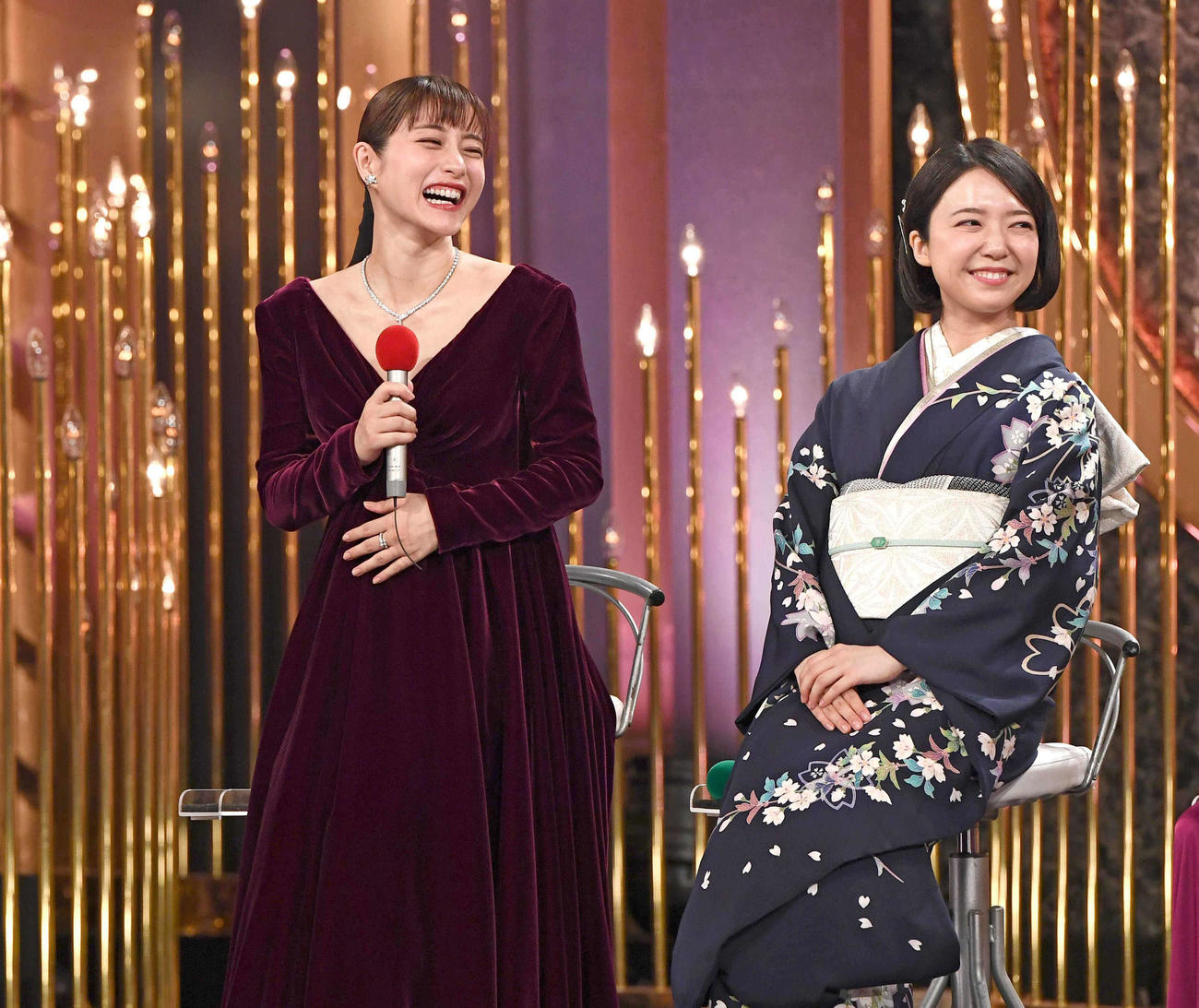お腹を触る石原さとみ（左）。右は上白石萌音（代表撮影）