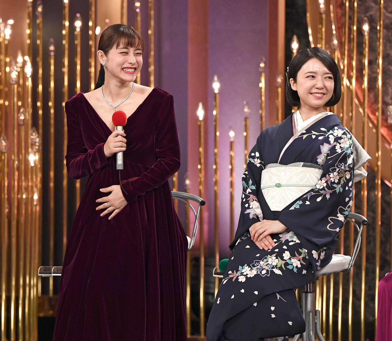 お腹を触る石原さとみ（左）。右は上白石萌音（代表撮影）