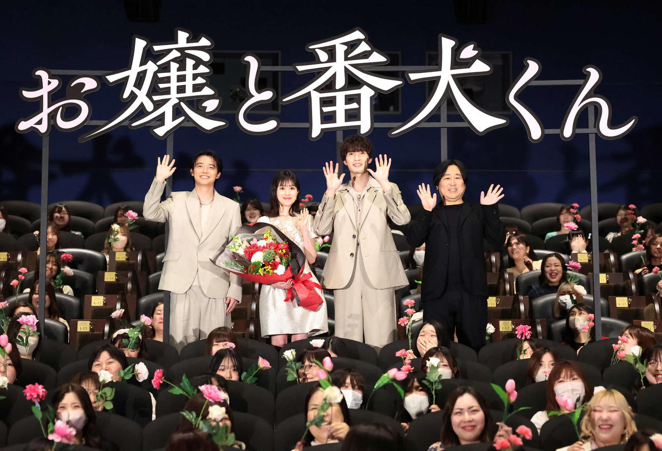 映画「お嬢と番犬くん」の舞台あいさつを終え、客席で写真に納まる、左から櫻井海音、福本莉子、ジェシー、小林啓一監督（撮影・丹羽敏通）