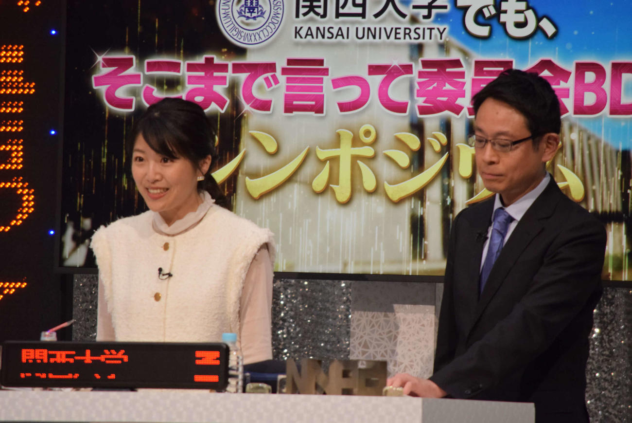 「そこまで言って委員会」と関西大学のコラボイベントに出席した読売テレビの黒木千晶アナウンサー（左）と野村明大アナウンサー（撮影・阪口孝志）