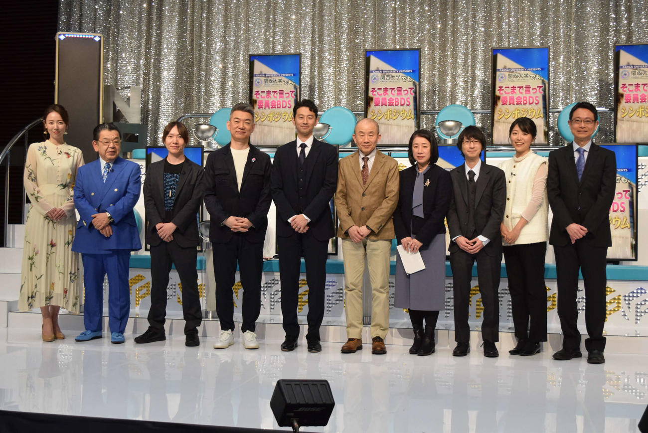 「そこまで言って委員会」と関西大学のコラボイベントに出席した、左から）丸田佳奈氏、須田慎一郎氏、安野貴博氏、橋下徹氏、関西大学ビジネスデータサイエンス学部の椎橋徹夫客員教授、鷲尾隆学部長、鎌田真由美教授、須賀聖助教、読売テレビの黒木千晶アナウンサー、野村明大アナウンサー（撮影・阪口孝志）