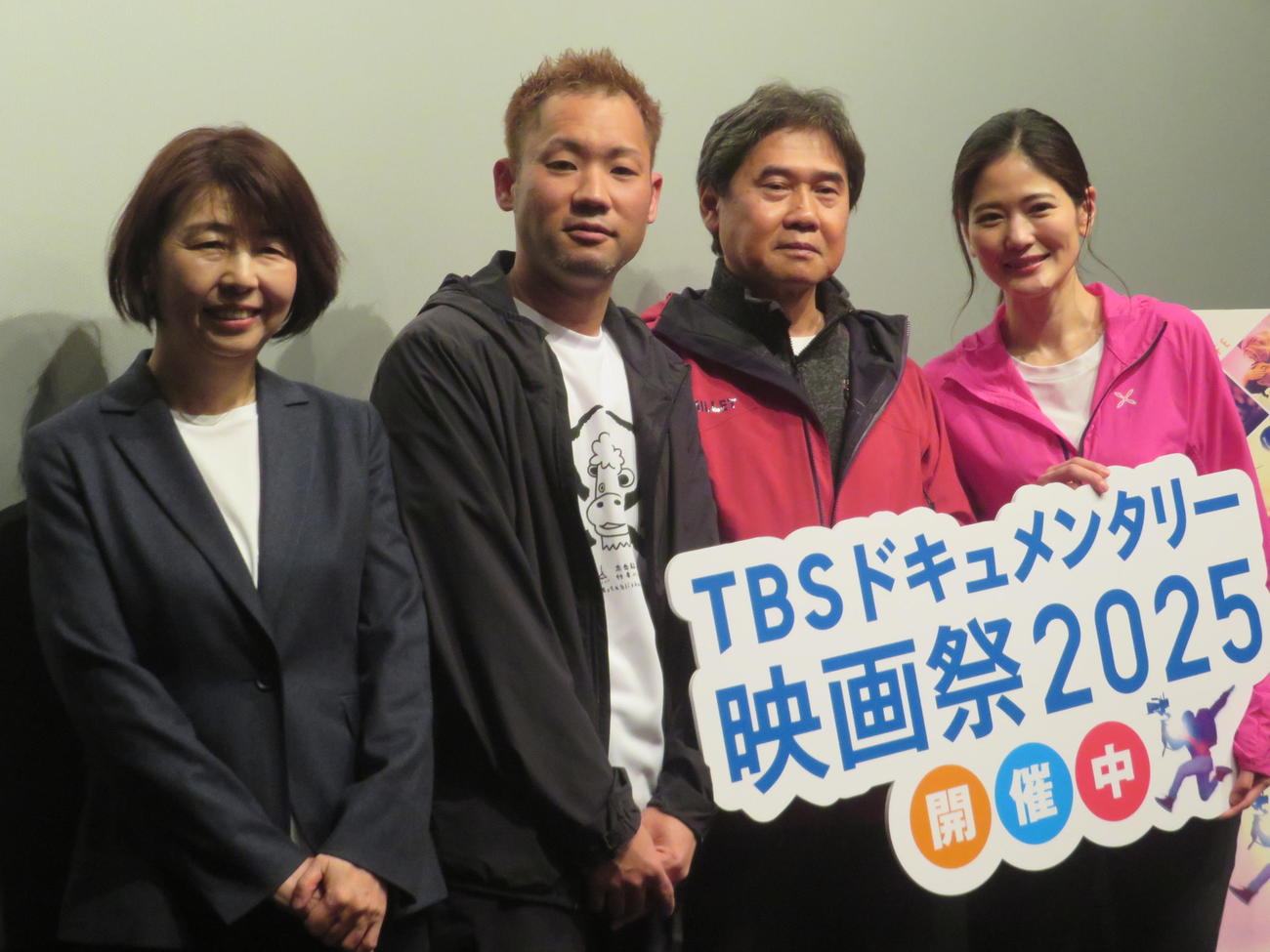 ドキュメンタリー映画「小屋番　KOYABAN～八ケ岳に生きる～」舞台あいさつに出席した、左から永山由紀子氏、深澤慎也監督、菊池哲男氏、一双麻希
