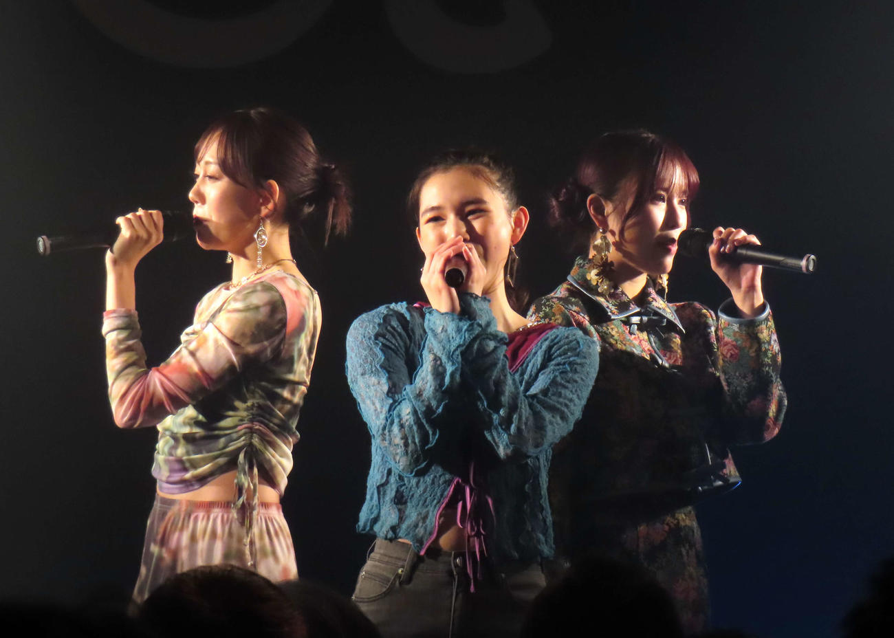 ラストライブでパフォーマンスする、左からet－アンド－の野島樺乃、山崎カノン、栗本優音
