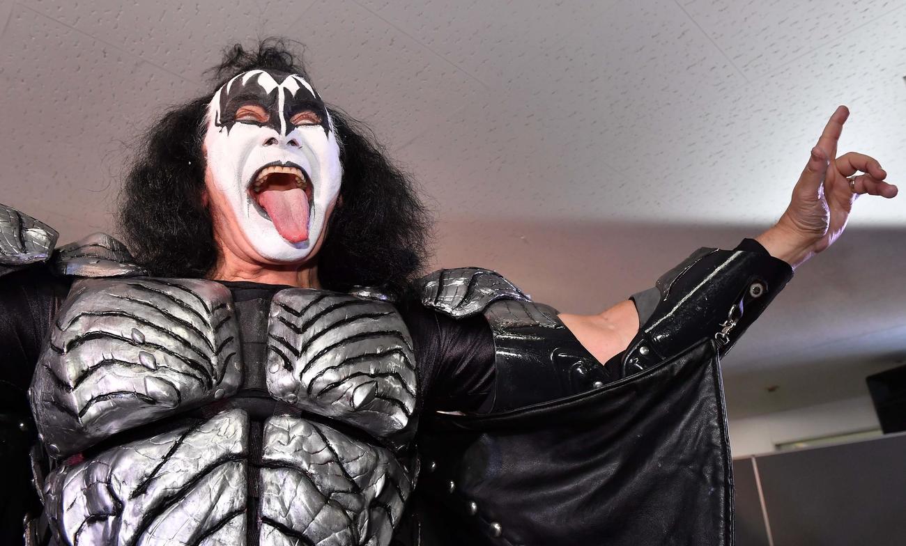JRAとコラボし、有馬記念の予想をしたKISSのジーン・シモンズはポーズを決める（撮影・上田博志）＝2019年12月17日、京セラドーム大阪