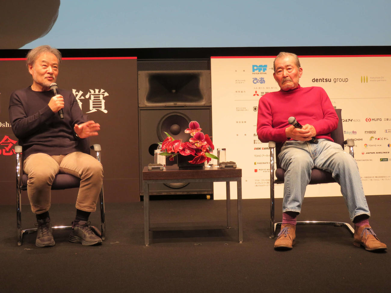 第6回大島渚賞記念上映会「愛のコリーダ」上映後のトークイベントで語り合う、黒沢清監督（左）と藤竜也（撮影・村上幸将）