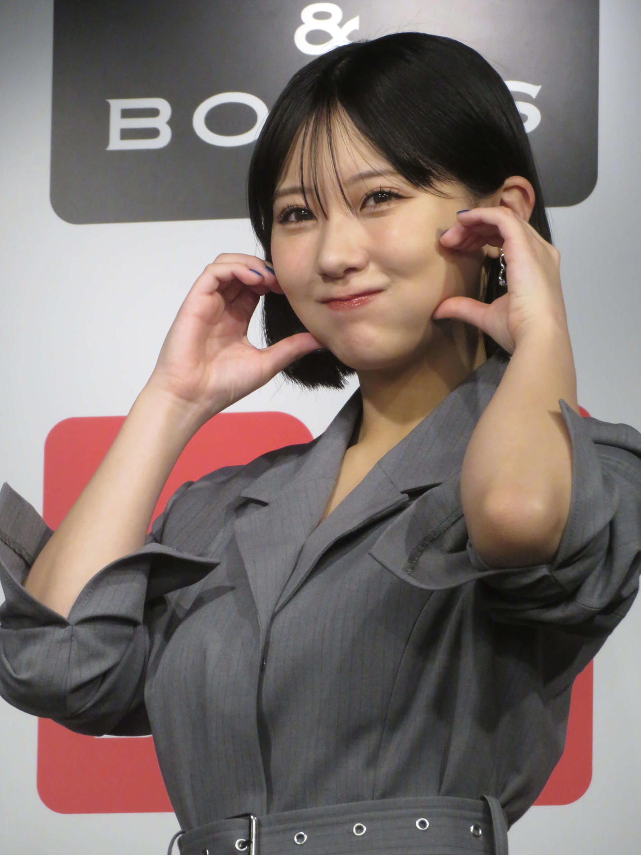 ハートポーズを披露する田中美久