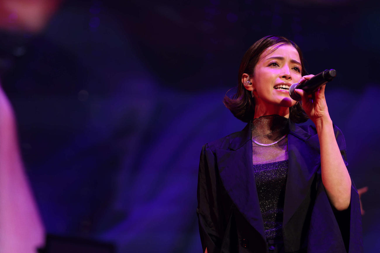 「沖縄アクターズスクール完全復活祭」で歌唱する知念里奈