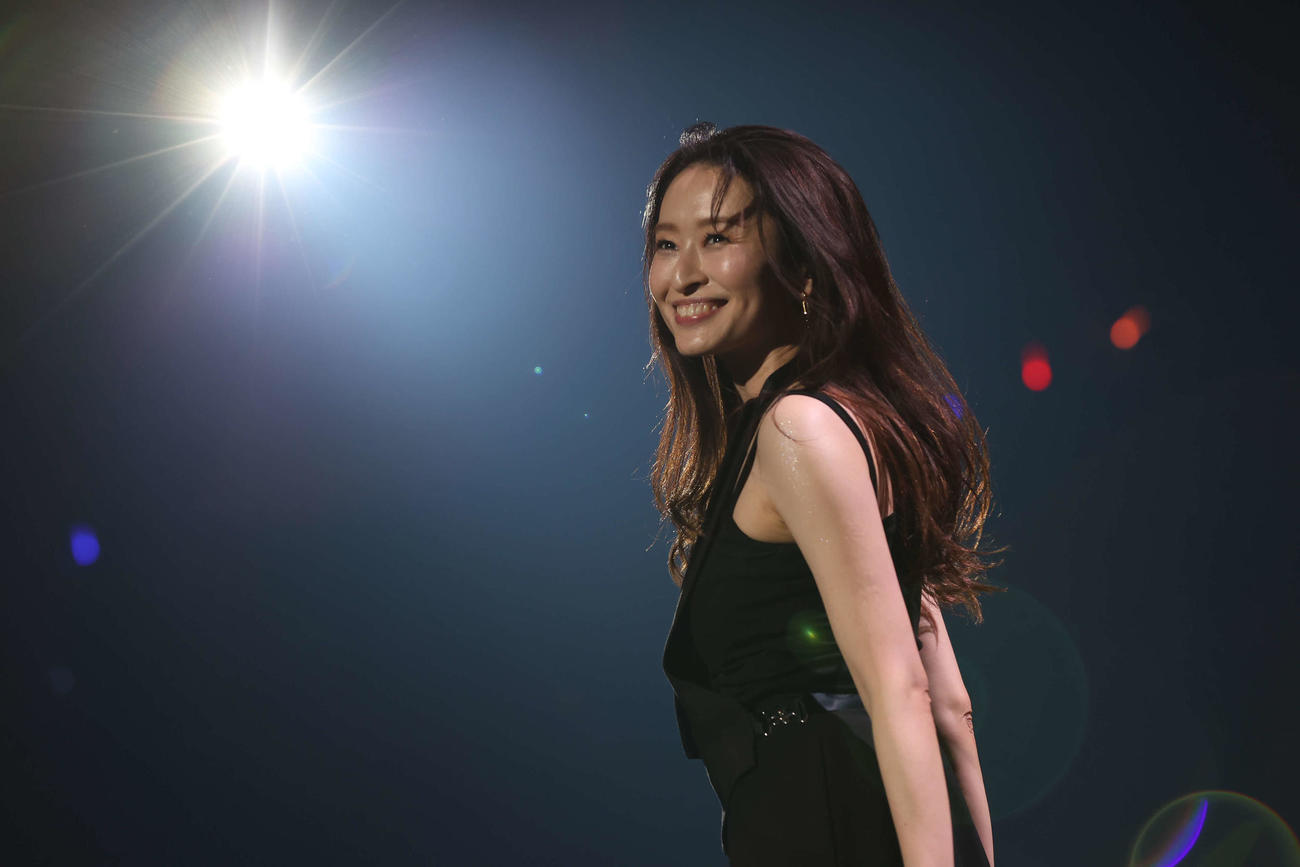 「沖縄アクターズスクール完全復活祭」でパフォーマンスする島袋寛子