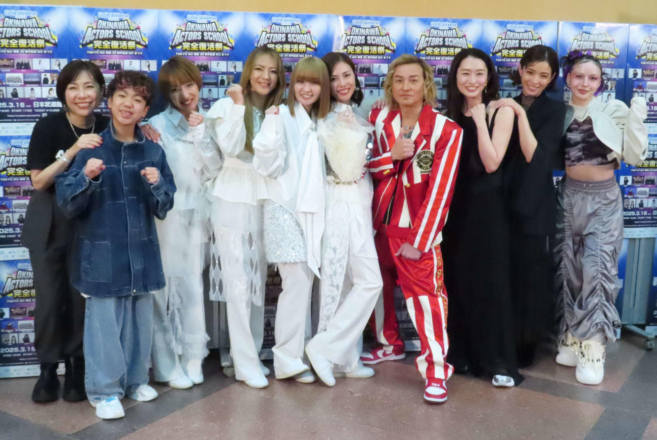 「沖縄アクターズスクール完全復活祭」に出演した、左から牧野アンナ氏、Neil、REINA、LINA、MINA、NANA、ISSA、島袋寛子、知念里奈、輝叶
