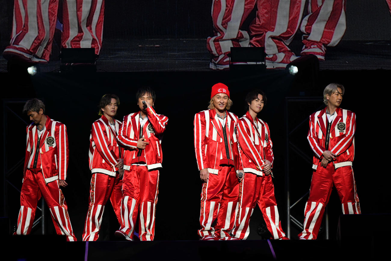 「沖縄アクターズスクール完全復活祭」でパフォーマンスするDA PUMP。左かU－YEAH、KENZO、KIMI、ISSA、YORI、TOMO