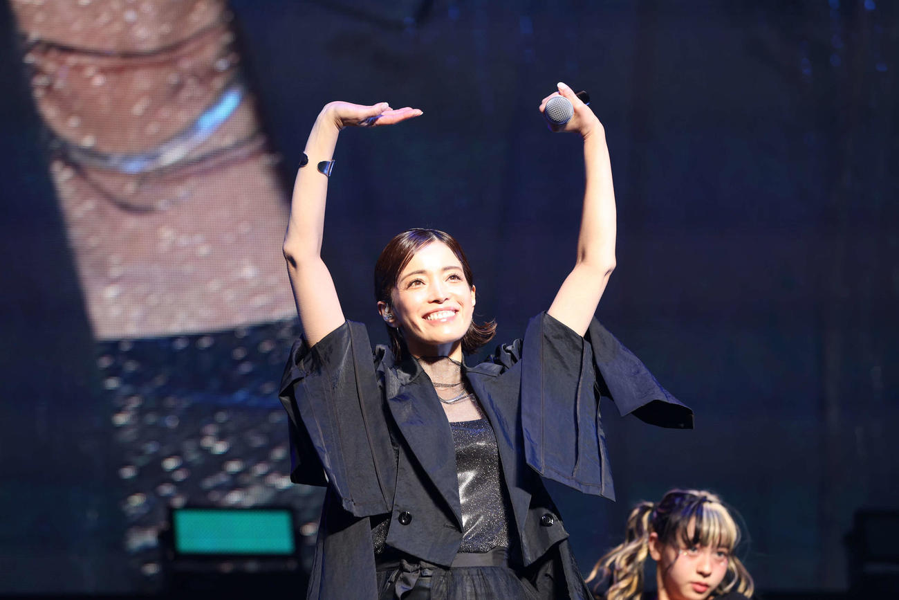 「沖縄アクターズスクール完全復活祭」で客席に手を振る知念里奈