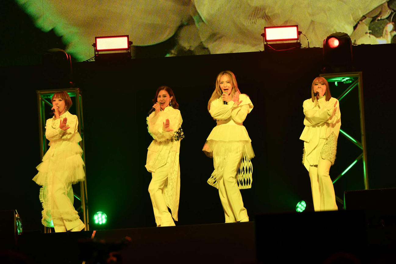 「沖縄アクターズスクール完全復活祭」でパフォーマンスするMAX。左からREINA、NANA、LINA、MINA