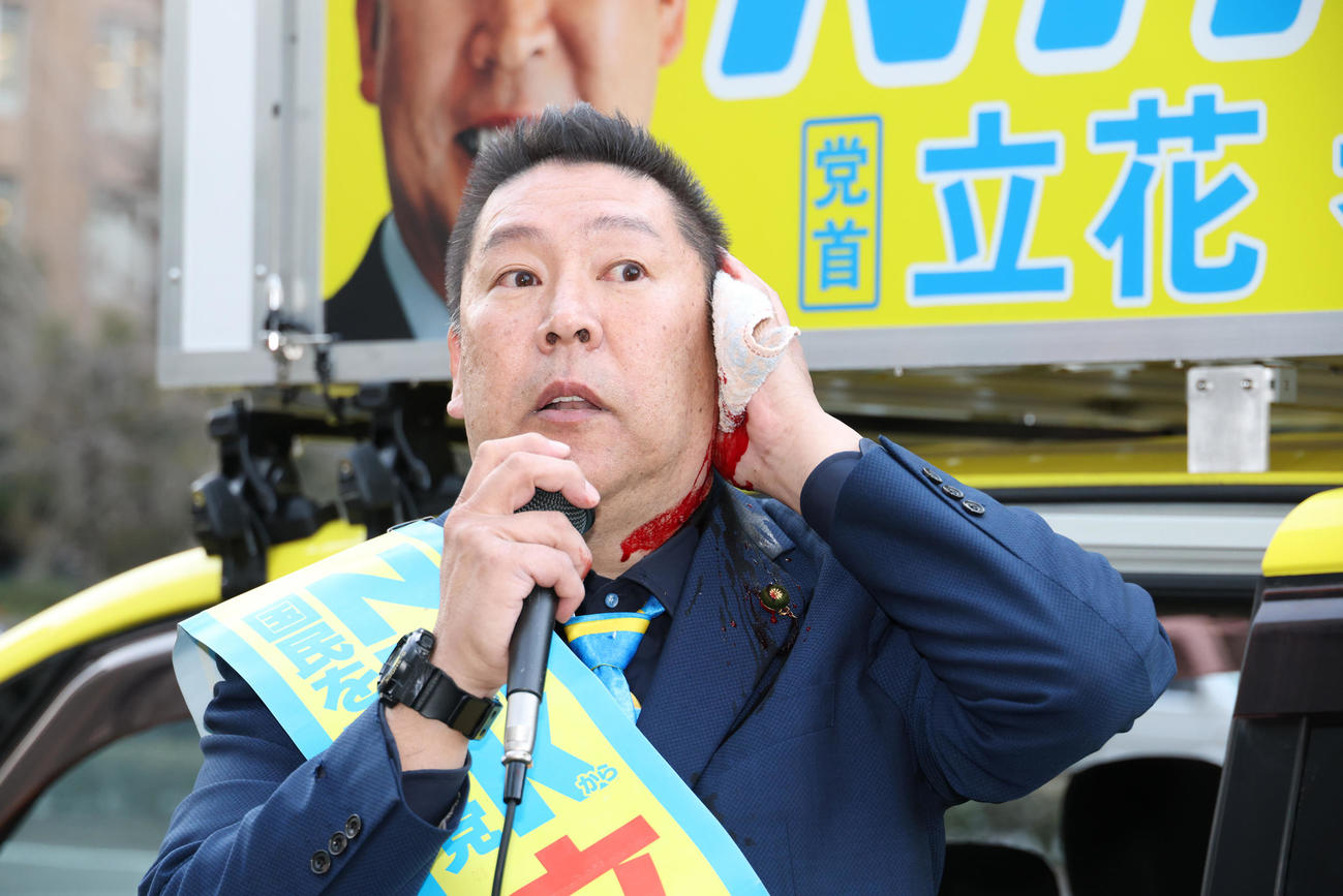路上で暴漢に襲われ出血した状態でマイクで襲われた状況などを話す立花孝志氏（2025年3月14日撮影）