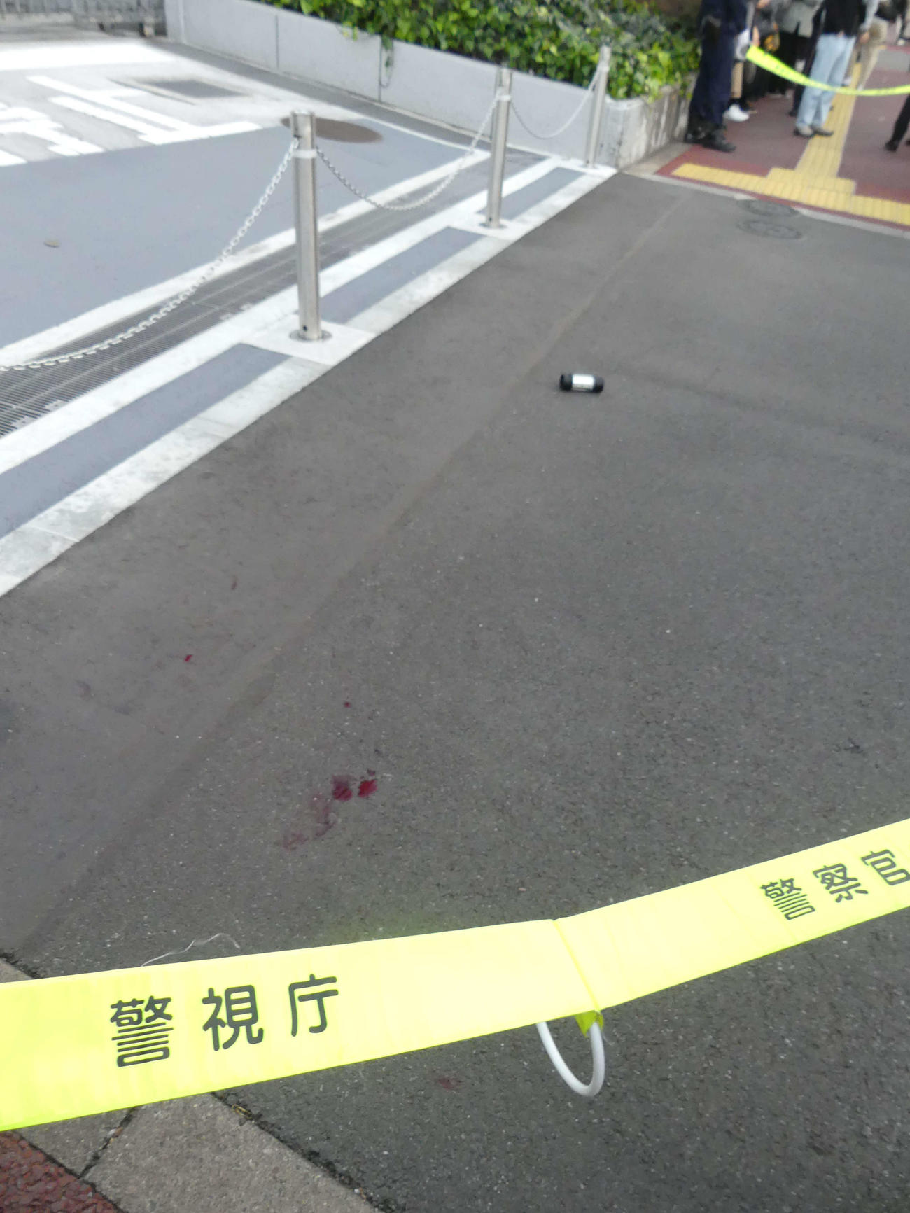 立花孝志氏が襲われたとみられる現場周辺で確認された血痕と、男が持っていたとみられる工具（2025年3月14日撮影）