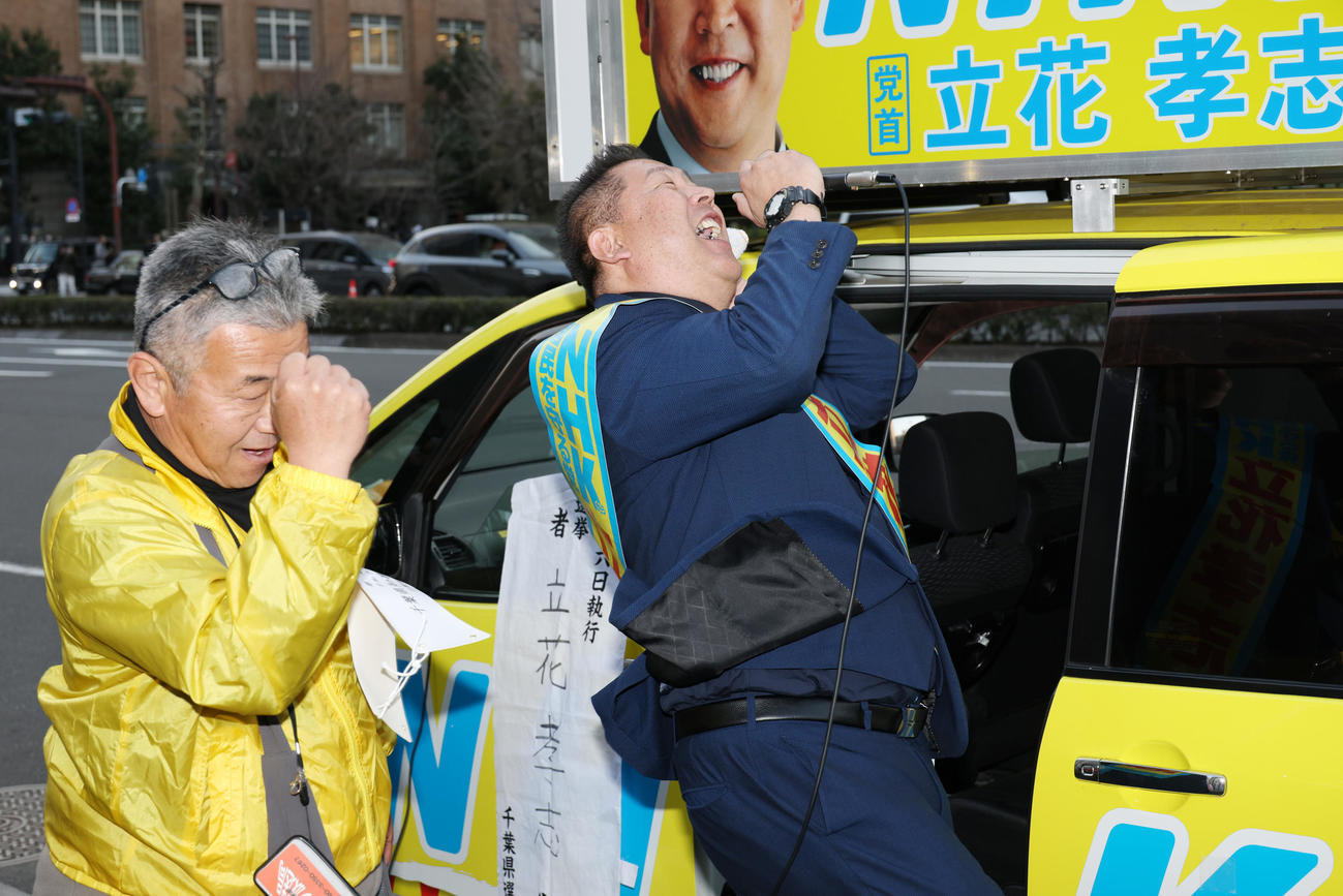 路上で暴漢に襲われ出血した状態で演説を終える立花孝志氏（撮影・中島郁夫）