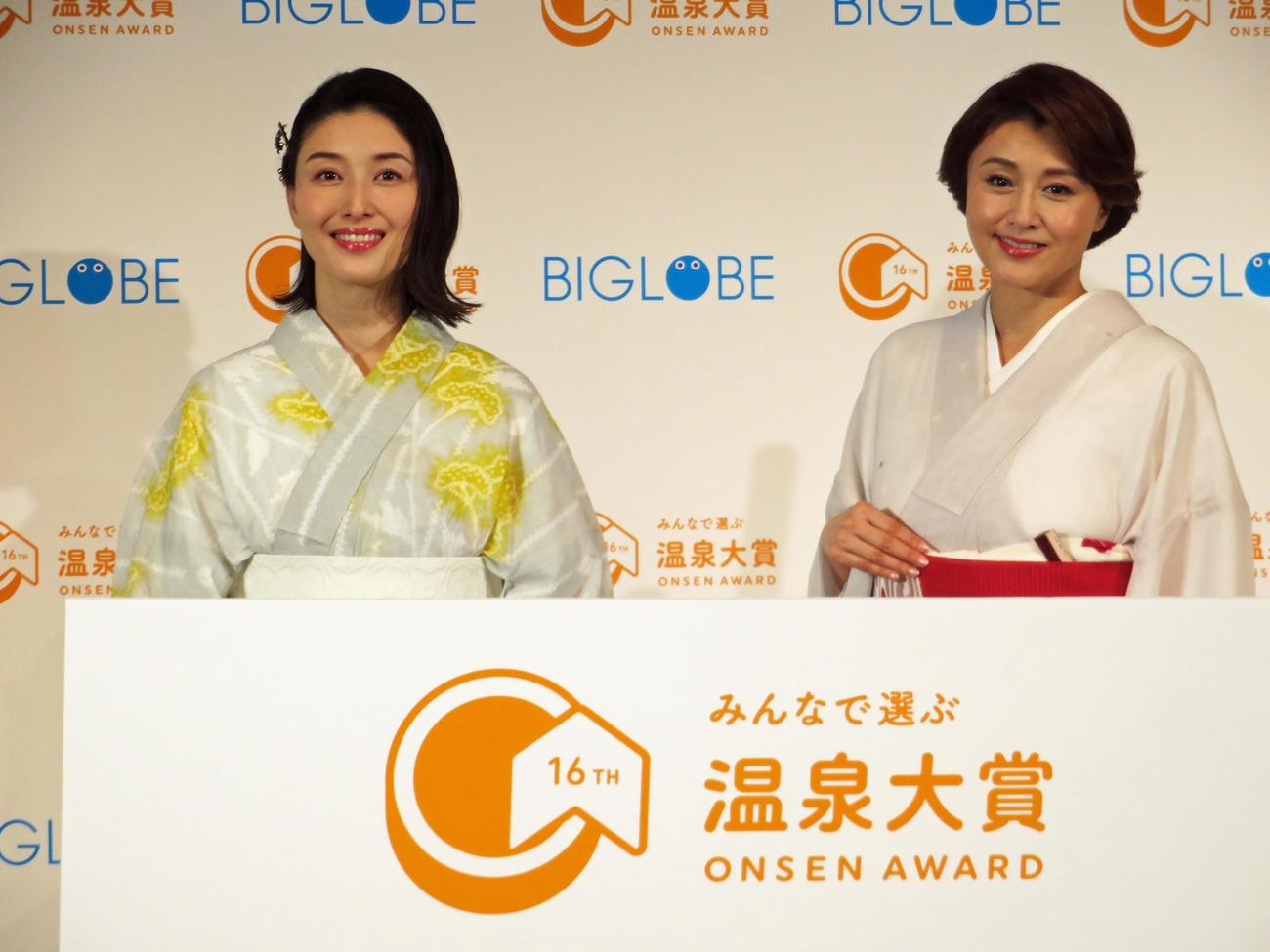 BIGLOBE「第16回　みんなで選ぶ　温泉大賞」授賞式に出席した橋本マナミ（左）と藤原紀香