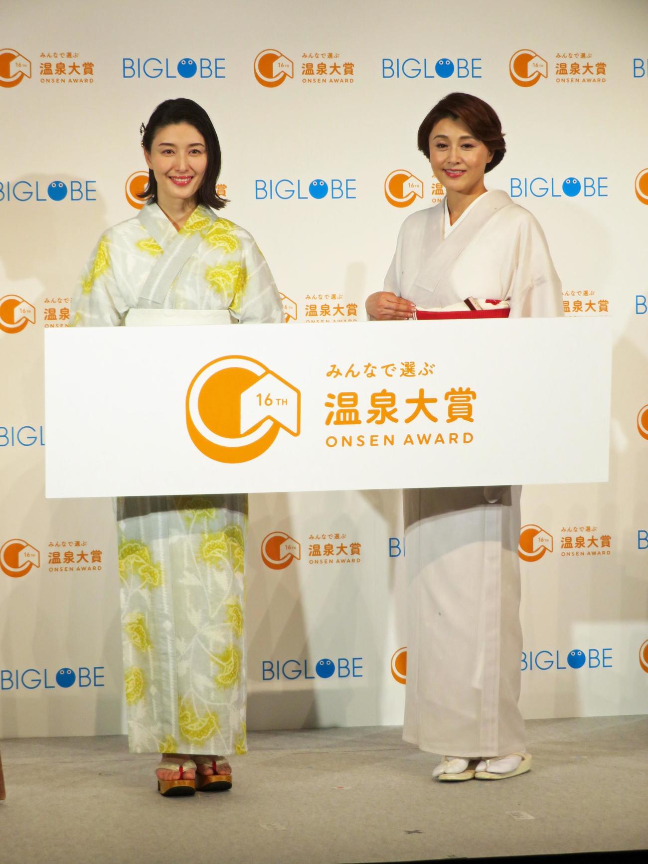 BIGLOBE「第16回　みんなで選ぶ　温泉大賞」授賞式に出席した橋本マナミ（左）と藤原紀香
