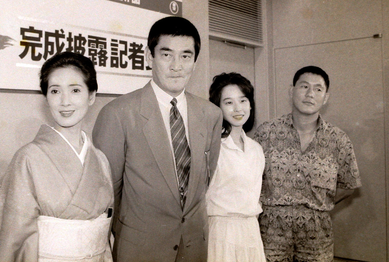 85年8月、映画「夜叉」完成披露記者会見で記念撮影する、左からいしだあゆみさん、高倉健さん、田中裕子、ビートたけし