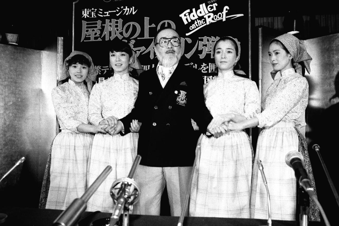 ミュージカル「屋根の上のヴァイオリン弾き」制作発表、左から大竹しのぶ、安奈淳、森繁久弥さん、倍賞美津子さん、いしだあゆみさん